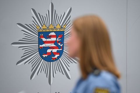 Für Polizisten, Lehrer und Richter gilt die neue hessische Sperre bei Stellenwiederbesetzungen nicht. (Symbolbild) Foto: Arne De