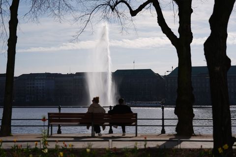 Sie sprudelt wieder: die Alsterfontäne in der Hamburger Innenstadt. Foto: Marcus Brandt/dpa