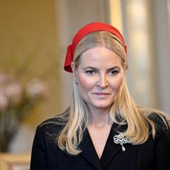 Mette-Marit schaut an einer Kamera vorbei mit einem geistesabwesenden Blick