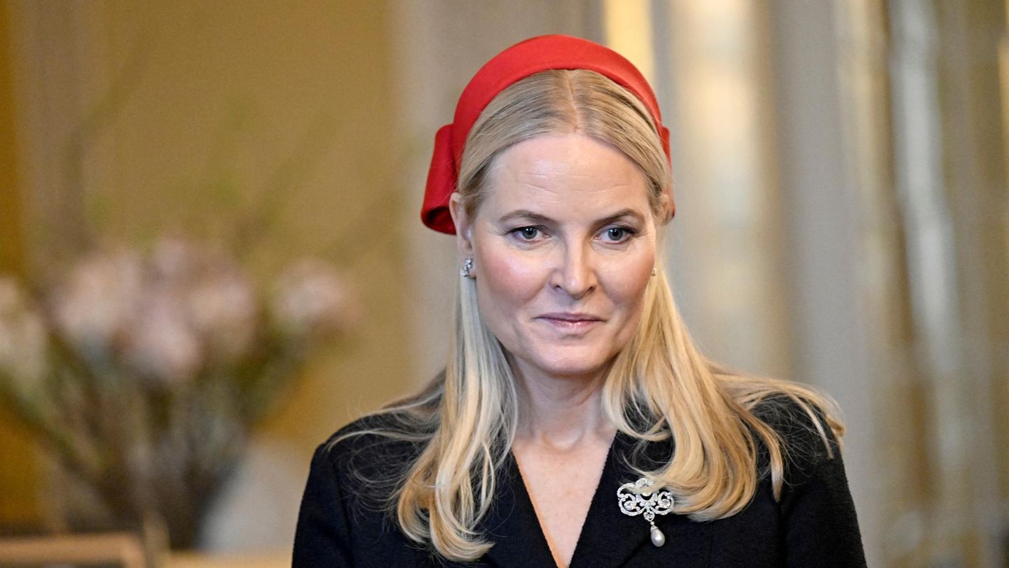 Mette-Marit schaut an einer Kamera vorbei mit einem geistesabwesenden Blick
