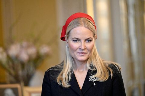 Mette-Marit schaut an einer Kamera vorbei mit einem geistesabwesenden Blick