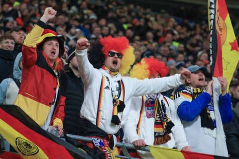 Wer bei der WM im Stadion dabei sein will, muss viel Geld bezahlen. (Archivbild) Foto: Jan Woitas/dpa