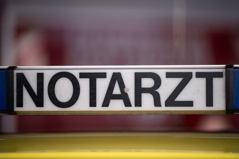 Trotz Notarzt war es zu spät: Ein Mann ist auf der L100 verunglückt. (Symbolbild) Foto: Sebastian Gollnow/dpa