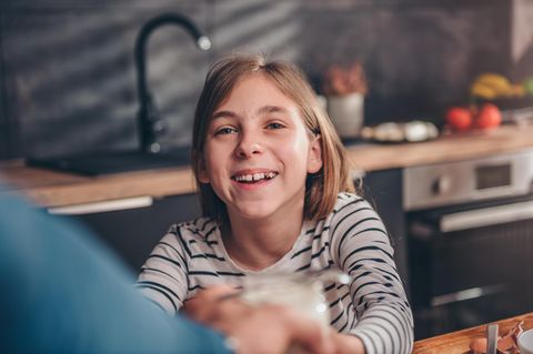 Ein Kind lacht den Vater an