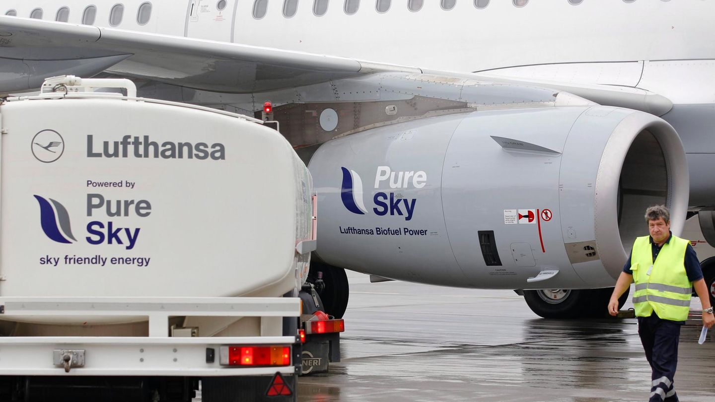 Ein Tanklaster betankt ein Lufthansa Flugzeug mit Bio-Kraftstoff