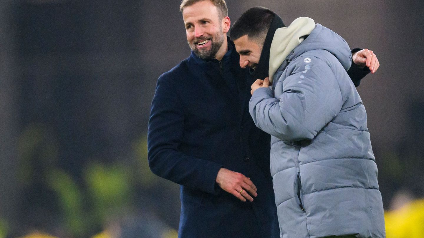 Für VfB-Trainer Hoeneß (l) ist sein Stürmer Undav ein Unterschiedsspieler. (Archivbild) Foto: Tom Weller/dpa
