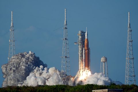 Die Artemis II-Mondrakete der NASA mit dem Orion-Raumschiff an Bord hebt von der Startrampe 39-B des Kennedy Space Center in Cap