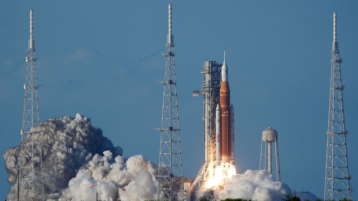 Die Artemis II-Mondrakete der NASA mit dem Orion-Raumschiff an Bord hebt von der Startrampe 39-B des Kennedy Space Center in Cap