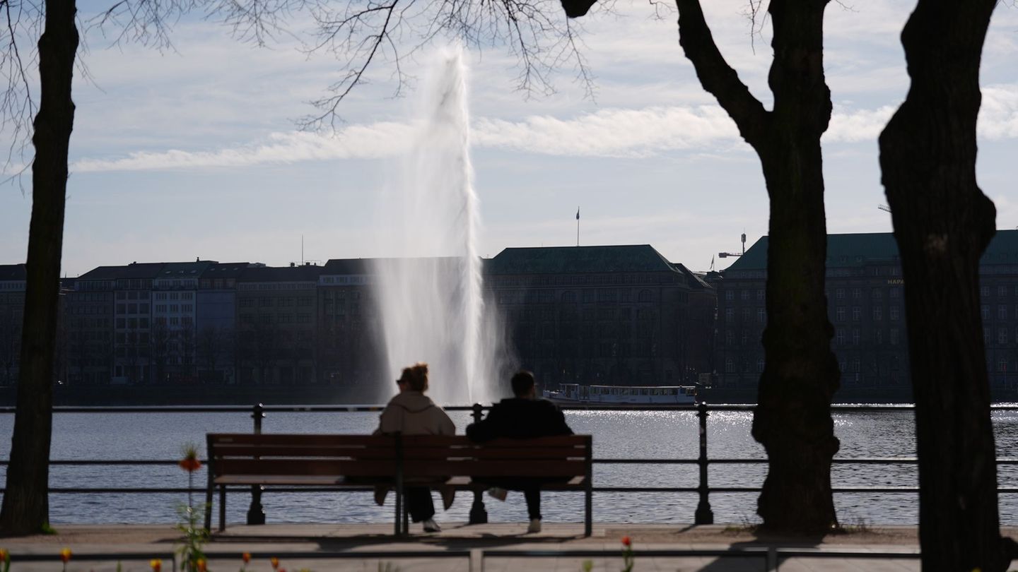 Sie sprudelt wieder: die Alsterfontäne in der Hamburger Innenstadt. Foto: Marcus Brandt/dpa
