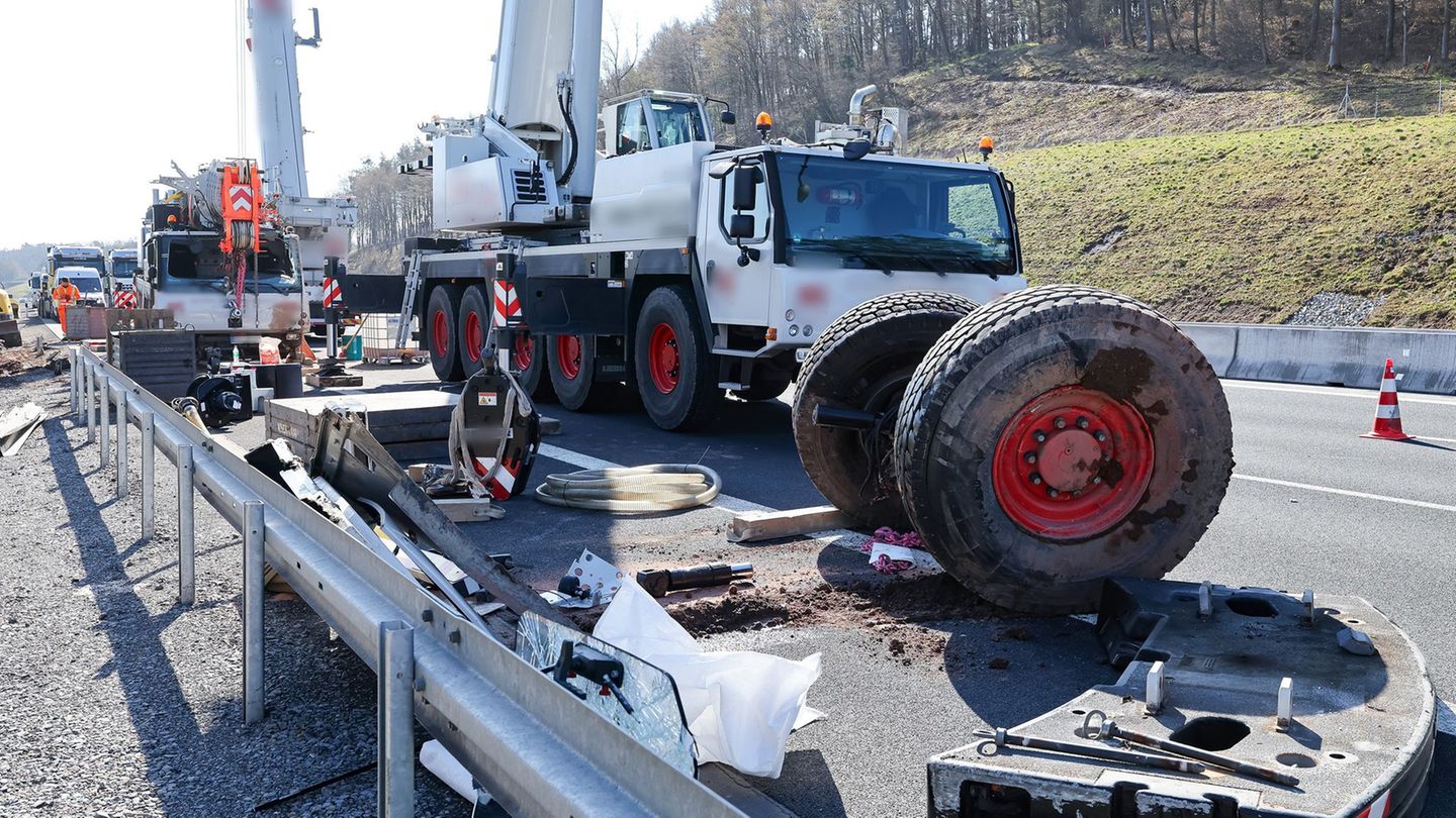 Unfälle: Autokran umgekippt - A3 Richtung Würzburg lange gesperrt