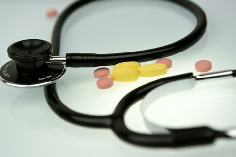 Pillen und Stethoskop in einer Arztpraxis