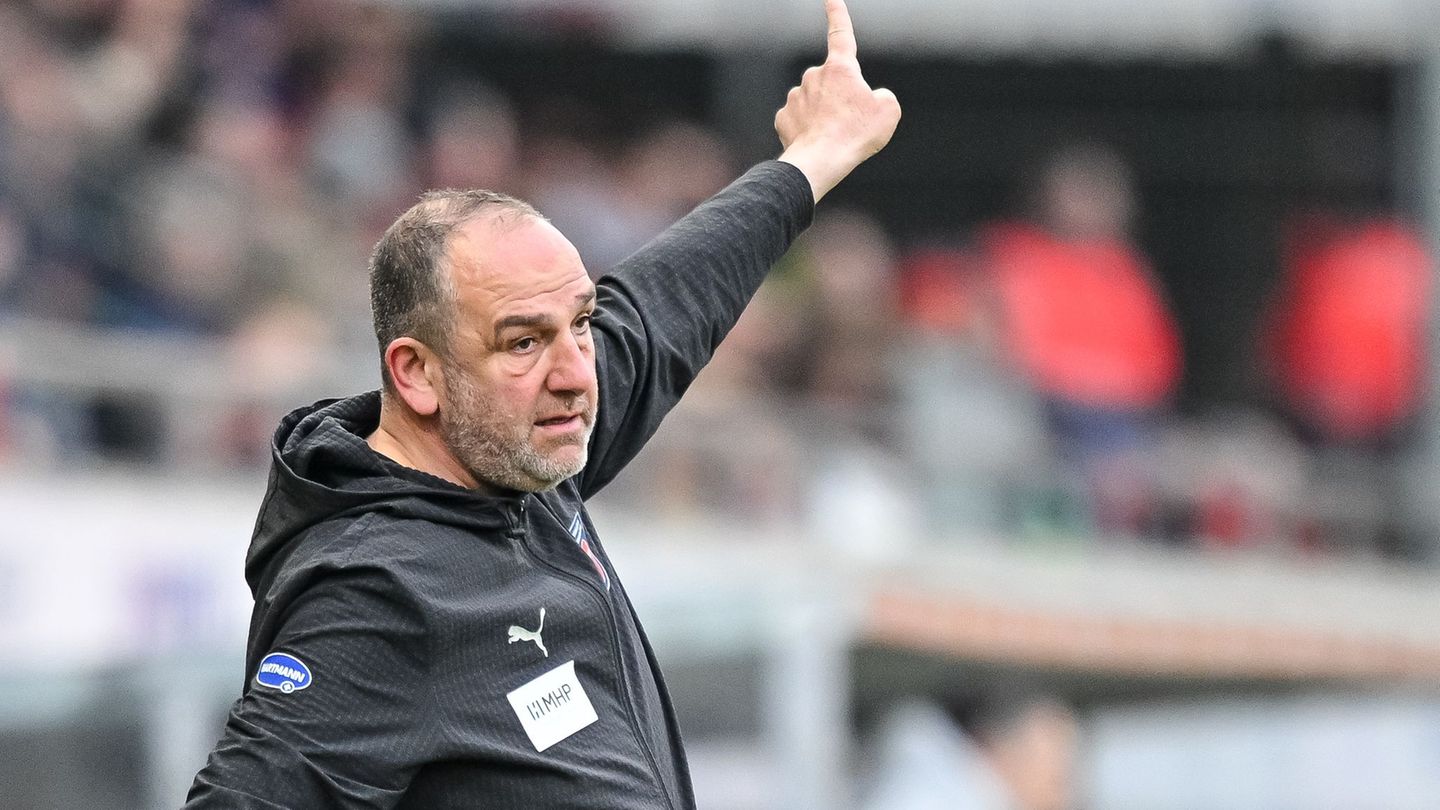 Kann er seinen 1. FC Heidenheim endlich mal wieder zum Sieg führen? Trainer Frank Schmidt. (Archivbild) Foto: Harry Langer/dpa