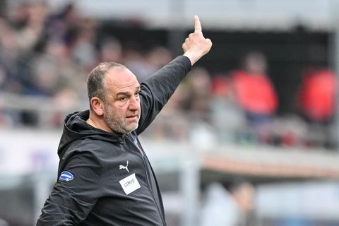 Kann er seinen 1. FC Heidenheim endlich mal wieder zum Sieg führen? Trainer Frank Schmidt. (Archivbild) Foto: Harry Langer/dpa