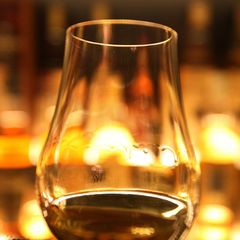 Nur, wo auch wirklich Whiskey, Gin oder Rum drin ist, darf auch mit Whiskey, Gin oder Rum geworben werden. (Symbolbild) Foto: Da