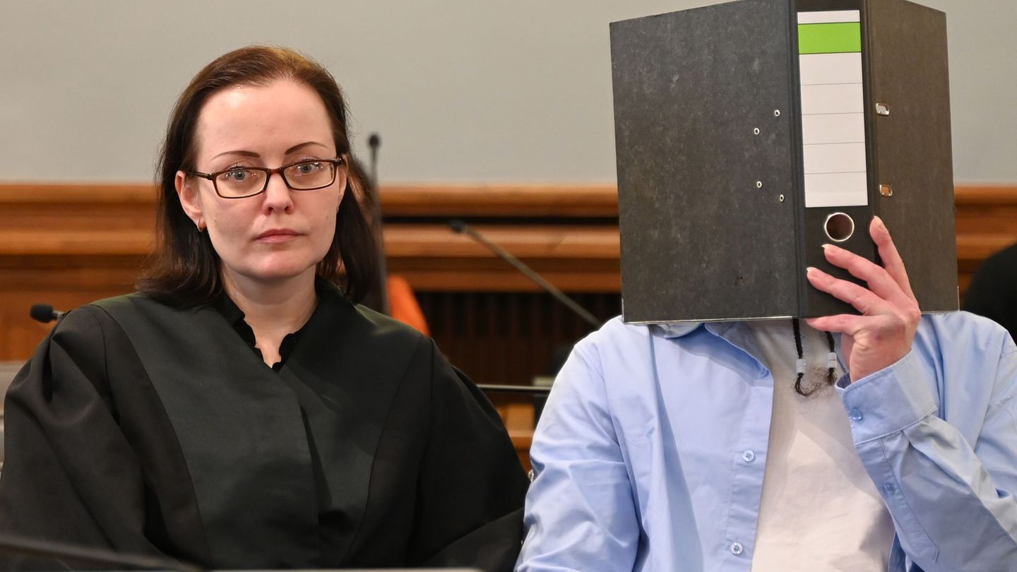 Mordprozess in Leipzig: Drohanruf: Urteilsverkündung nach Messertat verschoben