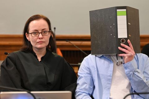 Der Angeklagte soll seine Ex-Partnerin mit einem Messer getötet haben (Archivbild). Foto: David Hammersen/dpa