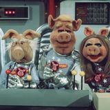 Szene aus der „Muppet-Show“ mit den Schweinen im Weltall
