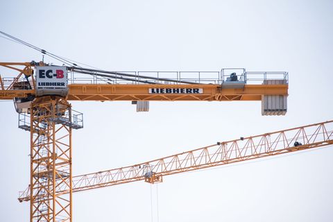 Der Mischkonzern Liebherr verzeichnet für 2025 einen Umsatzzuwachs. (Archivbild) Foto: Daniel Bockwoldt/dpa
