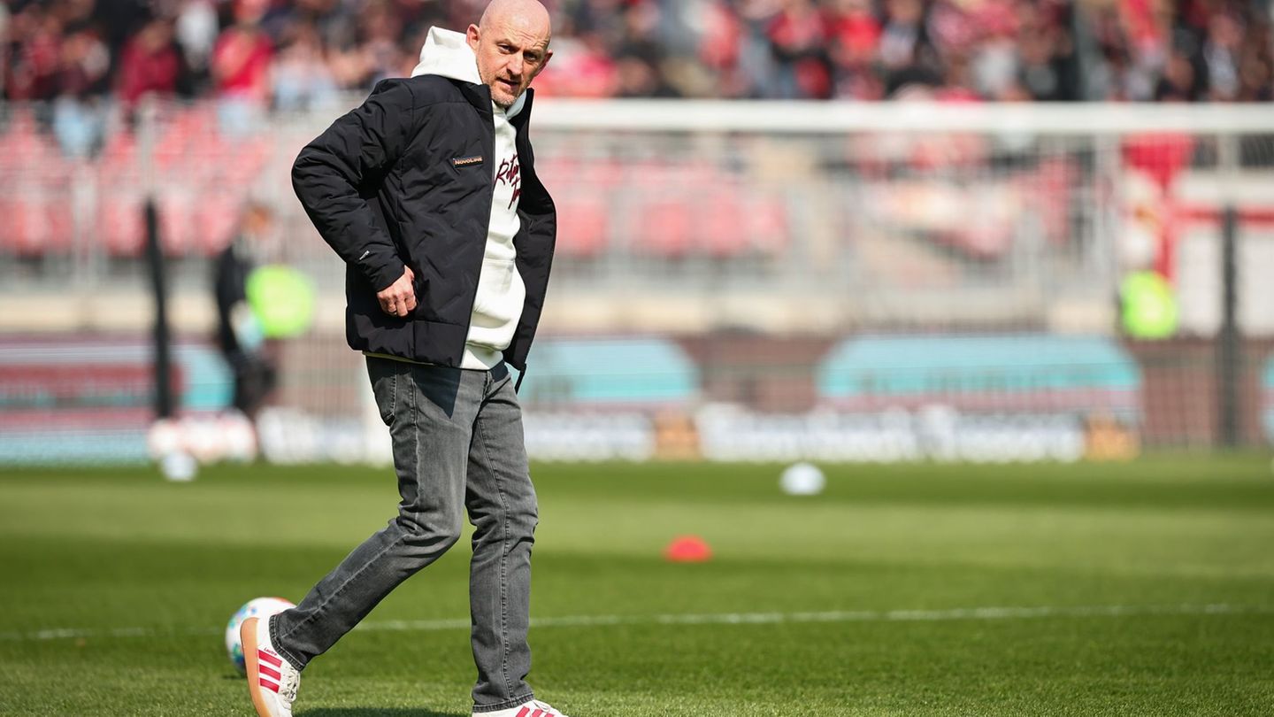 Torsten Lieberknecht trifft am Samstag auf seinen Vorgänger auf der Lauterer Trainerbank (Archivbild). Foto: Daniel Karmann/dpa