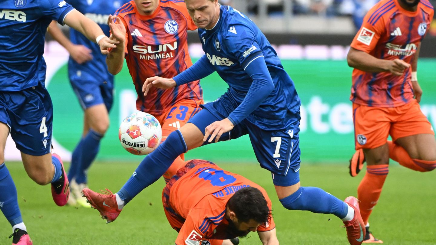 Das Heimspiel gegen Schalke gewann der KSC mit Dzenis Burnic (oben) mit 2:1. (Archivbild) Foto: Uli Deck/dpa