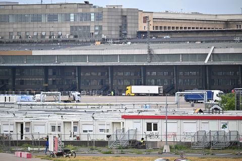 Auf dem Gelände des ehemaligen Flughafens Tempelhof sind Flüchtlinge in einer Notunterkunft untergebracht. (Archivfoto) Foto: Se