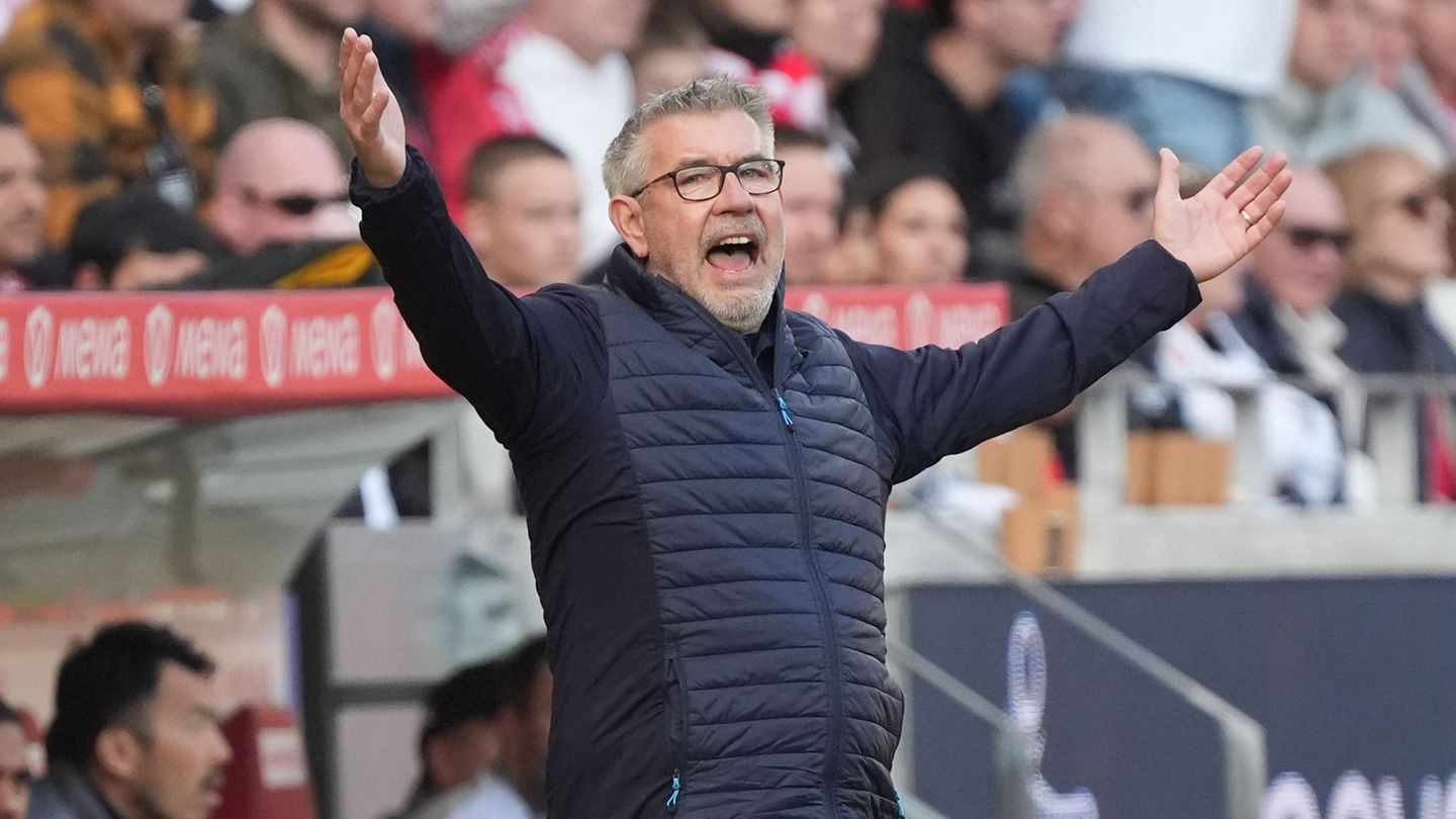 Trainer Urs Fischer sieht den FSV Mainz noch nicht gerettet. (Archivbild) Foto: Marc Schüler/dpa