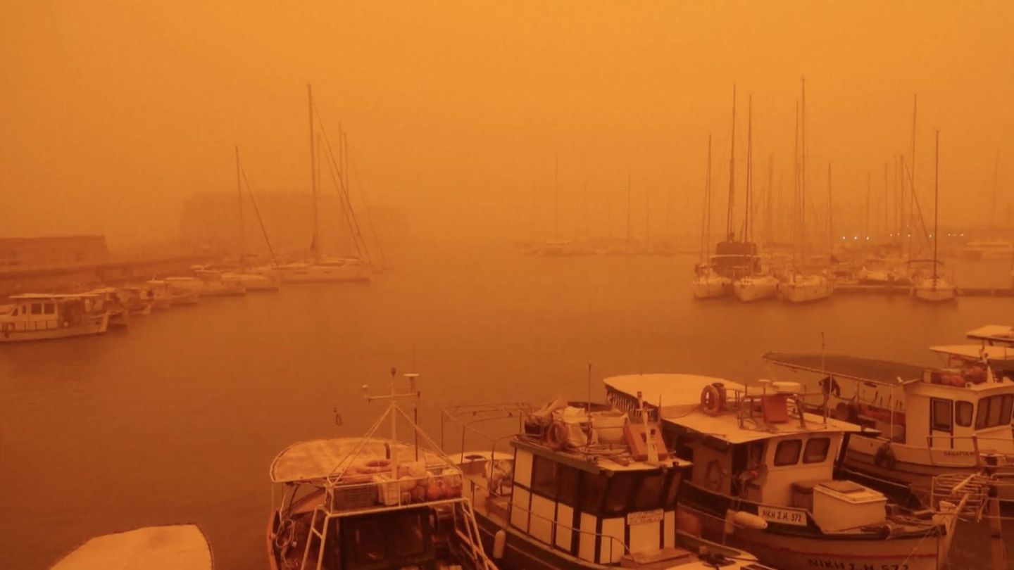 Starkes Unwetter: Sturmfront über Kreta – Saharastaub taucht Mittelmeerinsel in tiefes Rot