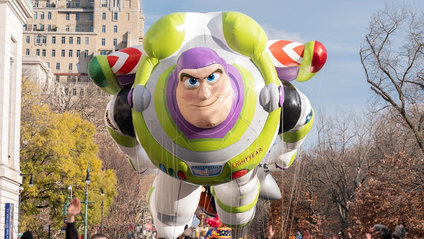 Trickfilm-Held Buzz Lightyear als Luftballon bei einer Straßenparade