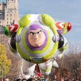 Trickfilm-Held Buzz Lightyear als Luftballon bei einer Straßenparade