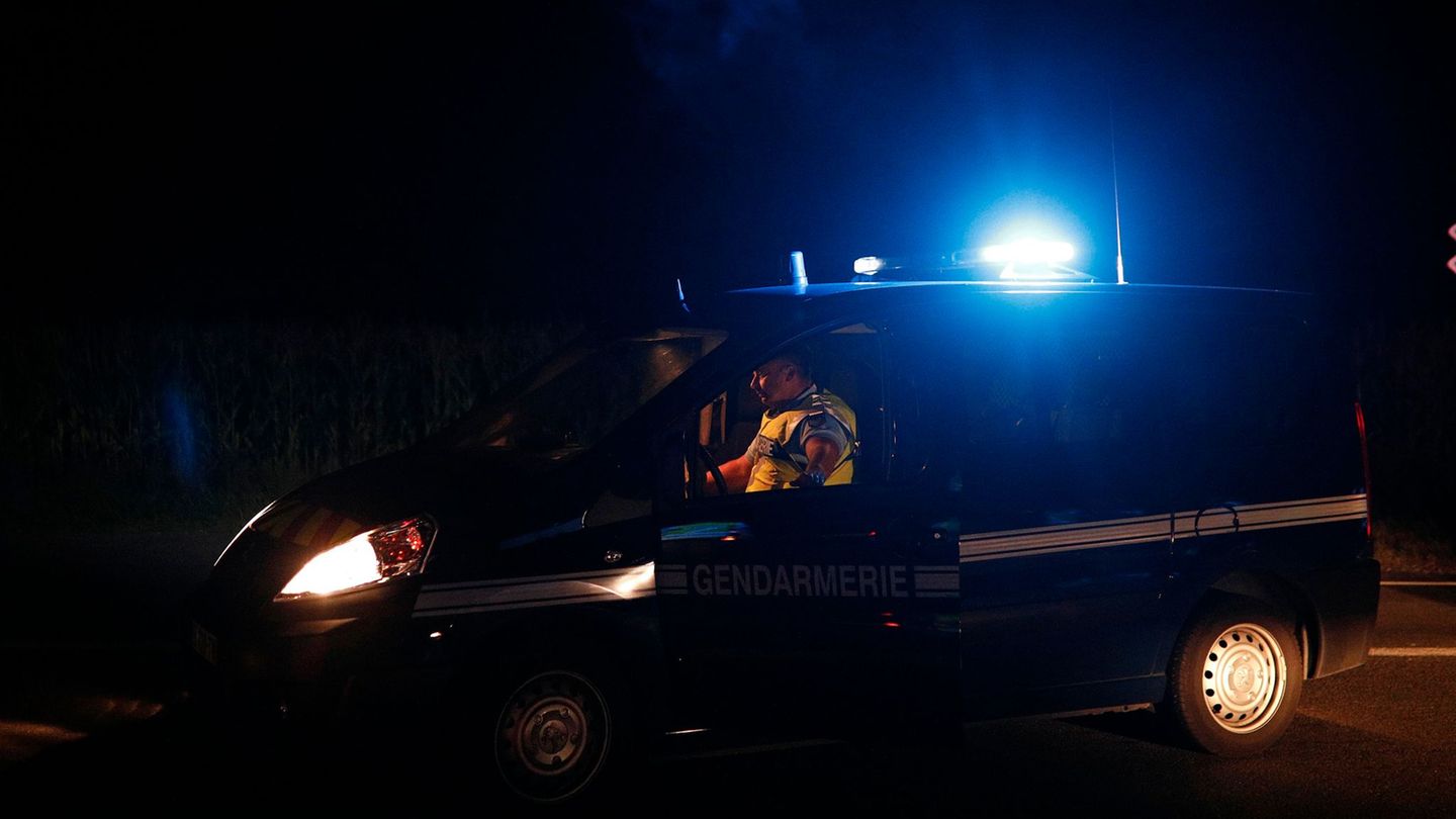Ein mutmaßlicher Dieseldieb hat in der französischen Grenzstadt Forbach auf seiner Flucht ein Polizeiauto gerammt und einen Beam