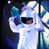 Sänger Udo Lindenberg als Astronaut verkleidet bei einem Konzertauftritt