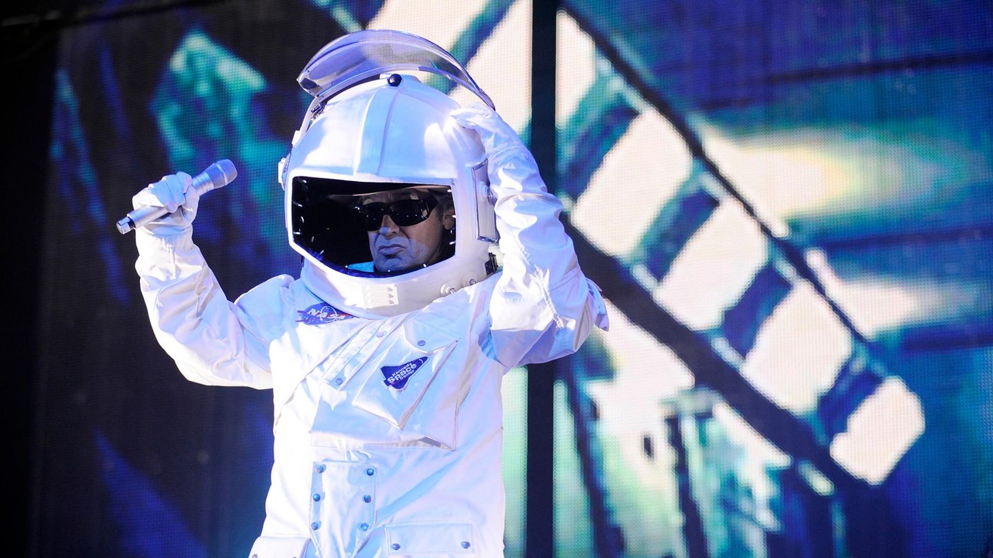 Sänger Udo Lindenberg als Astronaut verkleidet bei einem Konzertauftritt