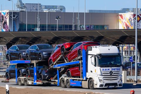 Tesla hatte im vergangenen Jahr mit Absatzrückgängen zu kämpfen. (Archivbild) Foto: Patrick Pleul/dpa