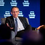 Jörg Kukies sitzt auf einem Panel