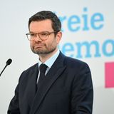 Marco Buschmann auf einem Podium