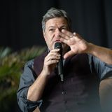 Robert Habeck spricht auf einer Bühne