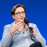 Klara Geywitz spricht auf einem Panel