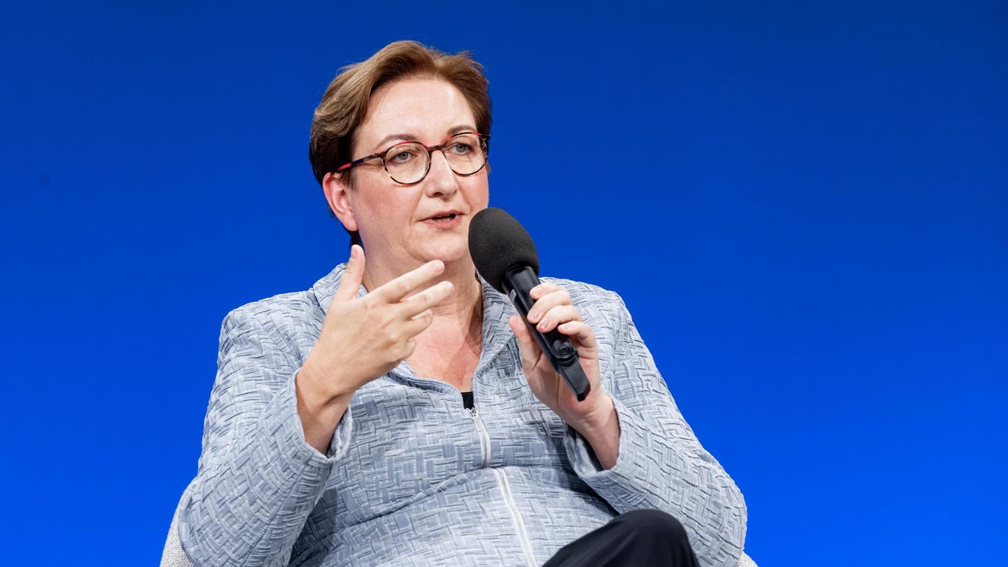 Klara Geywitz spricht auf einem Panel