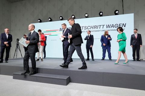 Die Ampel-Politiker stellen ihren Koalitionsvertrag vor