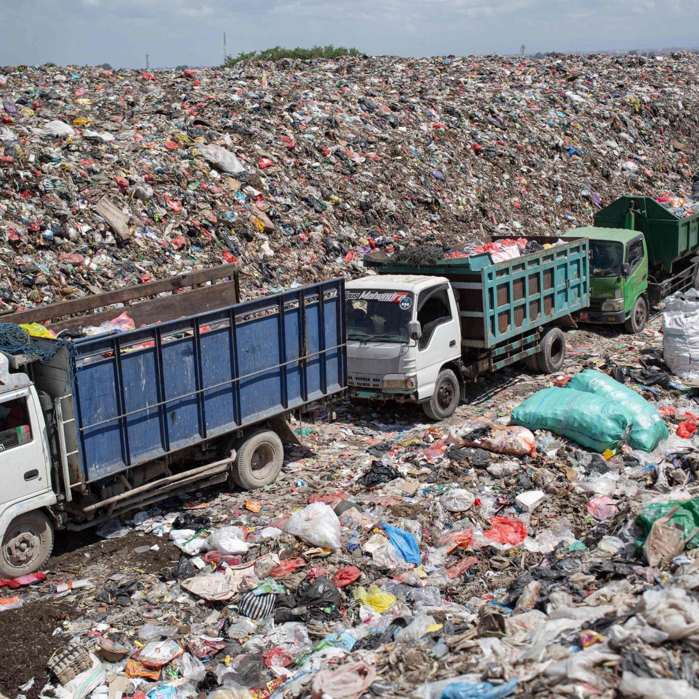 Denpasar, Indonesien. Bei Bali denken die meisten nur an traumhaft weiße Sandstrände, blühende Vegetation und pure Entspannung. Doch es gibt auch die andere Seite der indonesischen Insel: Insbesondere der Massentourismus hat in den vergangenen Jahren zu einem massiven Müllproblem geführt. Und Lösungsansätze gibt es kaum. Nun hat die Inselregierung beschlossen, die Mülldeponie Suwung in Denpasar ab August zu schließen, was wiederum zu einer Torschlusspanik führt. Seitdem stehen vollbeladene LKW Schlange, um noch möglichst viel Abfall loszuwerden.