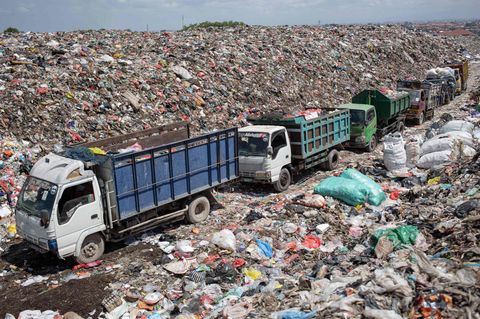 Denpasar, Indonesien. Bei Bali denken die meisten nur an traumhaft weiße Sandstrände, blühende Vegetation und pure Entspannung. Doch es gibt auch die andere Seite der indonesischen Insel: Insbesondere der Massentourismus hat in den vergangenen Jahren zu einem massiven Müllproblem geführt. Und Lösungsansätze gibt es kaum. Nun hat die Inselregierung beschlossen, die Mülldeponie Suwung in Denpasar ab August zu schließen, was wiederum zu einer Torschlusspanik führt. Seitdem stehen vollbeladene LKW Schlange, um noch möglichst viel Abfall loszuwerden.
