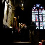 Gläubige in der Heilig-Blut-Basilika in Brügge, Belgien