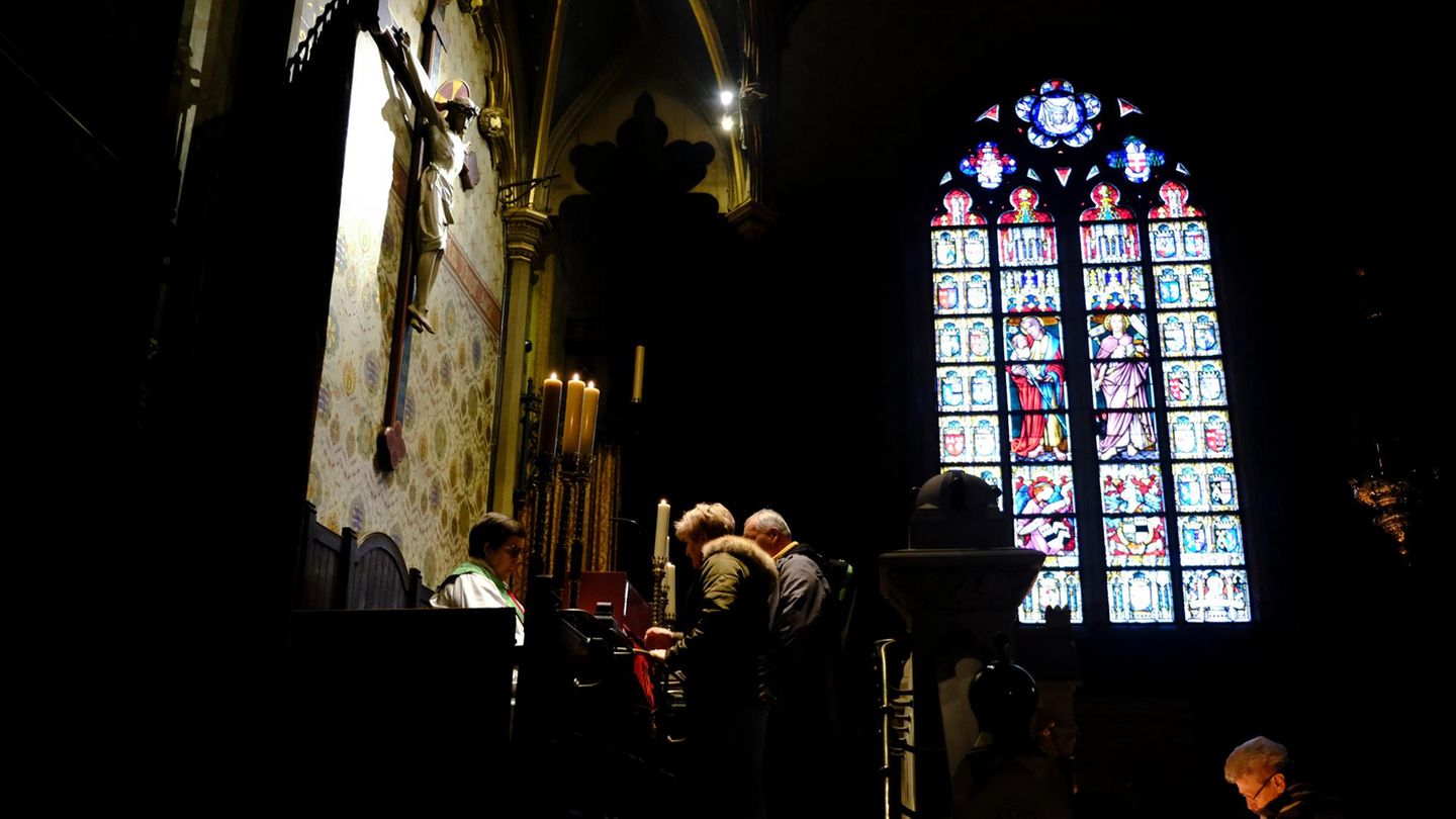 Gläubige in der Heilig-Blut-Basilika in Brügge, Belgien