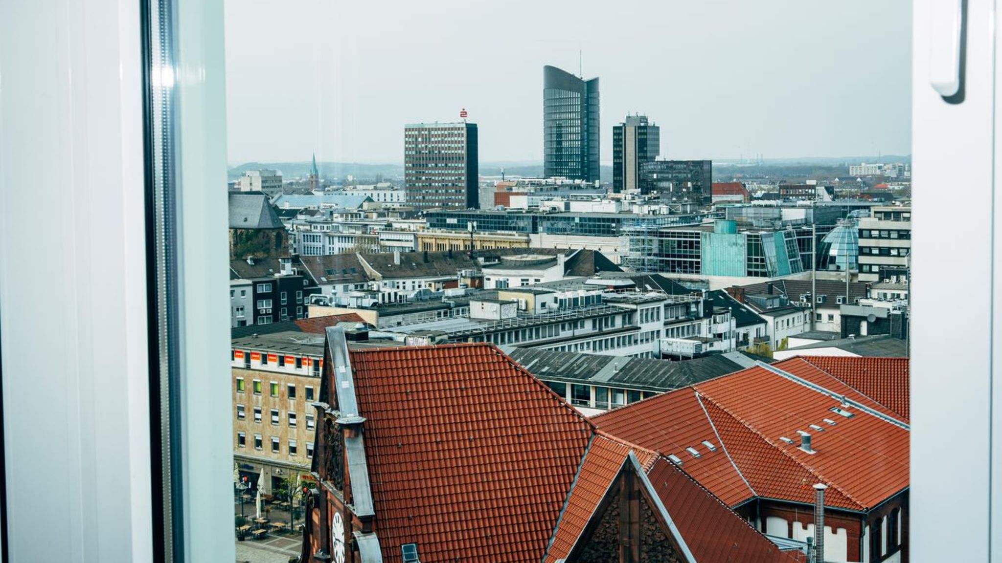 Blick über Dortmund, im Vordergrund das historische Rathaus, in der Ferne ragt der RWE-Tower empor