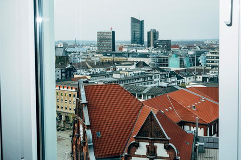 Blick über Dortmund, im Vordergrund das historische Rathaus, in der Ferne ragt der RWE-Tower empor