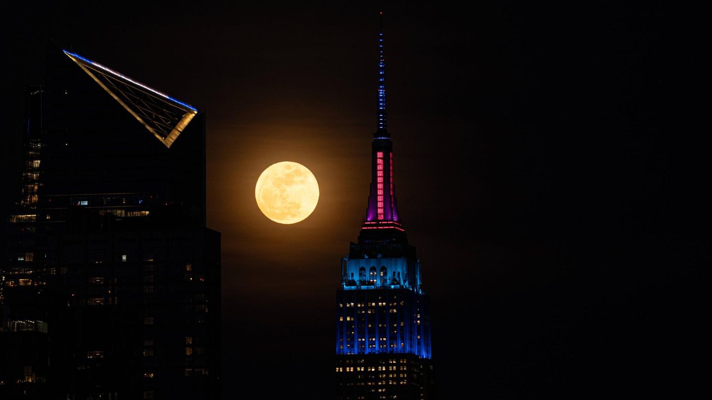 New York City, USA. Über Manhattan erhebt sich der sogenannte „Pink Moon“. Wer allerdings auf ein farbenfrohes Spektakel hofft, muss beim Blick nach oben mit der Beleuchtung des Empire State Building vorlieb nehmen. Denn rosa oder gar pink ist dieser Vollmond nicht. Der Name geht wohl auf einen nordamerikanischen Ureinwohnerstamm zurück, der den zwölf Vollmonden des Jahres unterschiedliche Namen gaben. „Pink Moon“ bezeichnet also wohl nicht die Farbe des Mondes, sondern orientiert sich an pinkblühenden Flammenblumen.