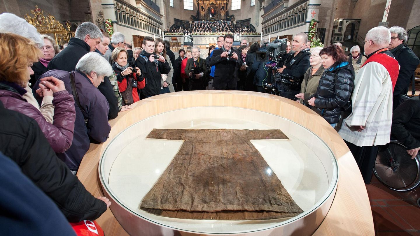 Die Besucher der Eucharistiefeier zur feierlichen Enthüllung des Heiligen Rocks in Trier (Archivbild von 2012)