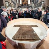 Die Besucher der Eucharistiefeier zur feierlichen Enthüllung des Heiligen Rocks in Trier (Archivbild von 2012)