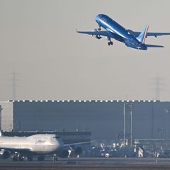 Zu den Osterfeiertagen wird es am Flughafen Frankfurt voll. (Archivbild) Foto: Arne Dedert/dpa