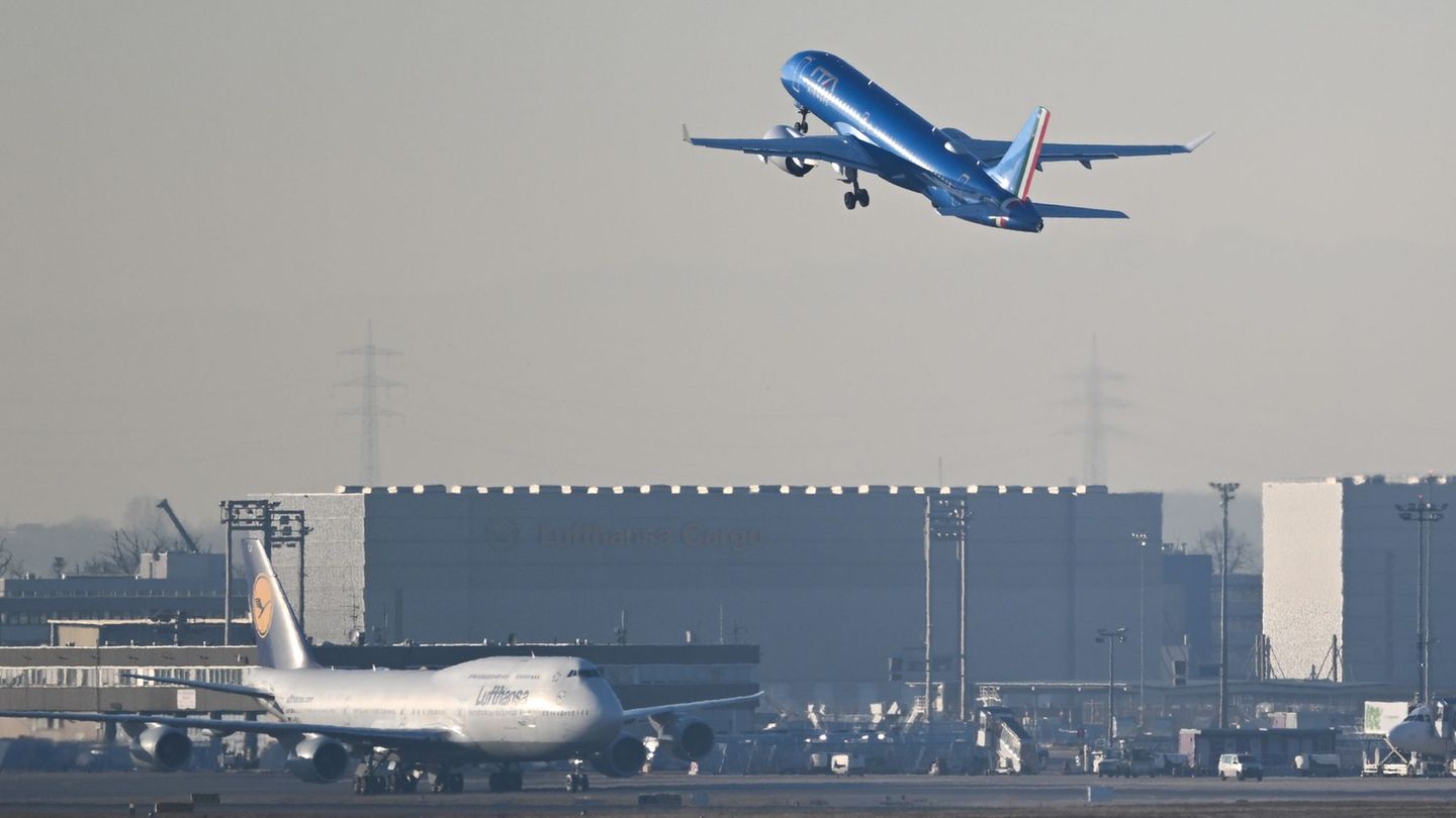 Zu den Osterfeiertagen wird es am Flughafen Frankfurt voll. (Archivbild) Foto: Arne Dedert/dpa